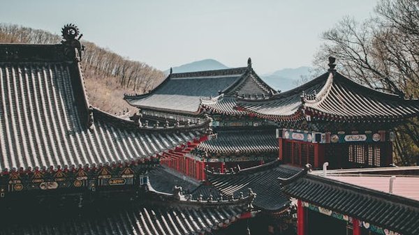 Comment planifier une croisière fluviale pour découvrir les temples anciens en Birmanie ?